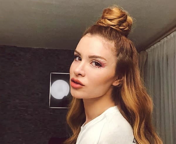 Feride Hilal Akın (فریده هلال آکین)